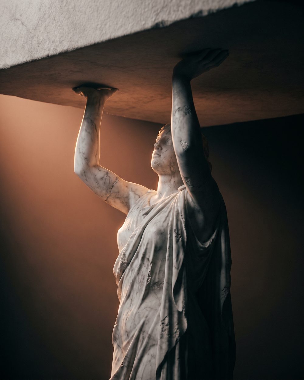 Figura de mármore com as mãos contra uma laje de pedra que não cede